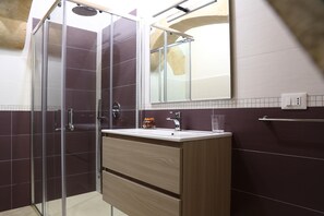 Ducha, secador de pelo, bidet, toallas