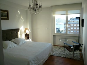 3 slaapkamers, een strijkplank/strijkijzer, wifi, beddengoed
