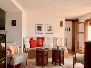 Téléviseur connecté, foyer, livres, chaîne audio