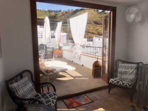 Smart TV, caminetto, libri, impianto stereo