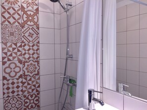 Doccia, asciugacapelli, asciugamani, sapone