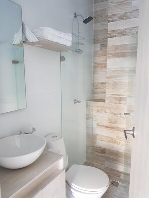 Douche, serviettes fournies, savon, shampoing