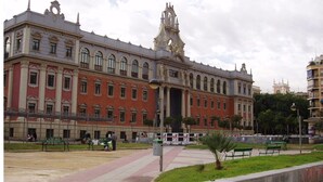 A large, historic building with classical architecture, featuring multiple windows and a prominent central entrance. - Comfortable apartment for 2 people (Murcia)