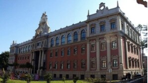 A large, historic building with multiple windows and a prominent entrance. - Comfortable apartment for 2 people (Murcia)