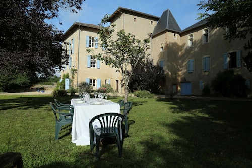 Historiallinen 12th Century Chateau reunustavat joen