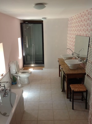 Ducha y bañera combinadas y toallas