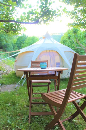Outdoor dining - Unusual chestnut by the river (Peyremale)
