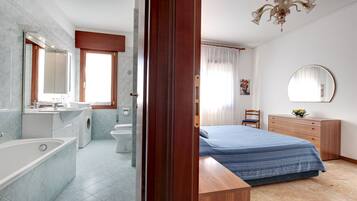 2 Schlafzimmer, Zimmersafe, Bügeleisen/Bügelbrett, Reisekinderbett