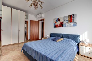 2 室のベッドルーム、セーフティボックス (室内)、アイロン / アイロン台、旅行用ベビーベッド