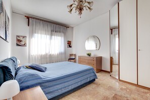 2 chambres, coffres-forts dans les chambres, fer et planche à repasser