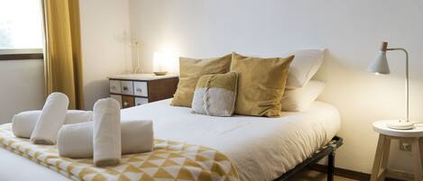 2 bedrooms, iron/ironing board, travel cot, free WiFi