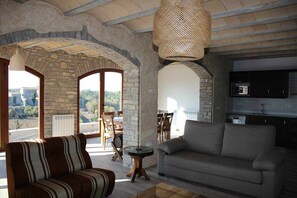 TV, fireplace - Casa Mestres - La Pallissa (Pujalt)