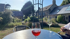 Outdoor dining - historic home for family+friends: country calm 7km from beaches+ iconic sites (Landudec)