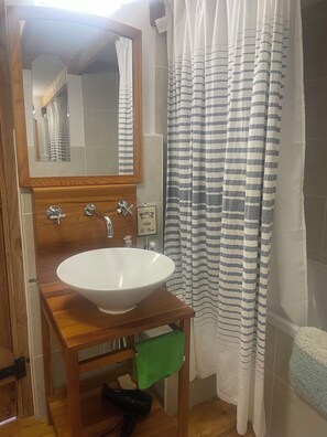 Ensemble baignoire-douche, articles de toilette écologiques