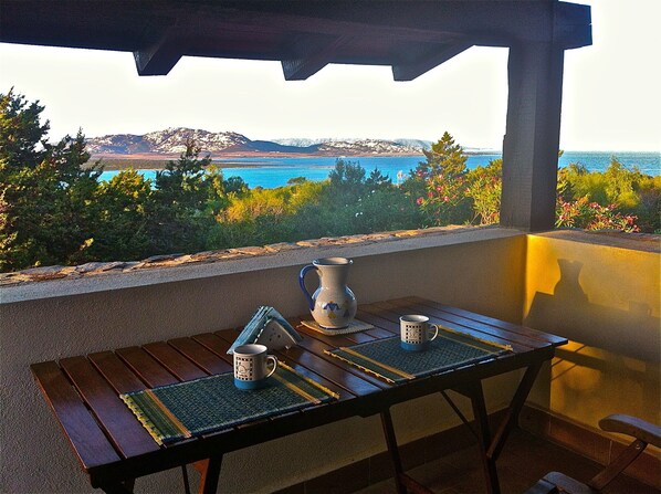 Outdoor dining - The casita of the mediterranean sea. (Stintino)