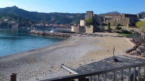 Une ville côtière dotée d’une forteresse historique, d’une plage de galets et offrant une vue dégagée sur la mer.