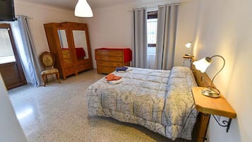 5 bedrooms, iron/ironing board, free WiFi, bed sheets