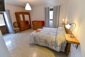 5 Schlafzimmer, Bügeleisen/Bügelbrett, kostenloses WLAN, Bettwäsche