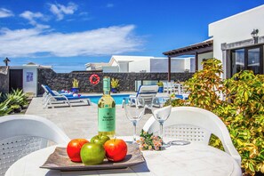 Outdoor dining - Villa Qura - Three Bedroom Villa, Sleeps 6 (Montaña Roja)