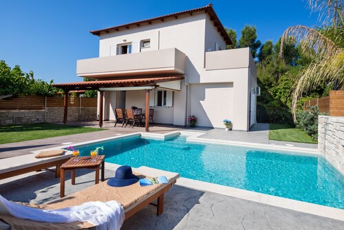 Villa Liakada: Direkt am Meer mit eigenem Pool