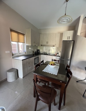 Frigorifero, forno, piano cottura, lavastoviglie
