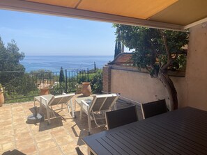 Outdoor dining - HOUSE AIR CONDITIONED INTERNET PANORAMIC SEA VIEW BEACH 300M GARAGE (Rayol-Canadel-Sur-Mer)