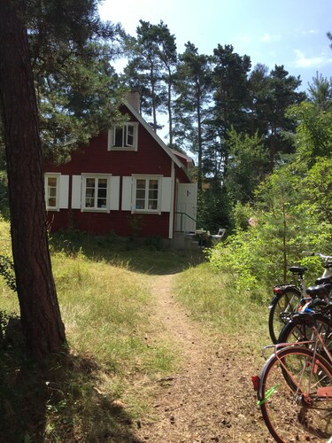 Chalet d'été classique en bord de mer pour la famille dans Ahus. Idéal pour les familles avec enfants