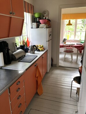 Kylskåp, ugn, spishäll och kaffe- och tebryggare