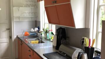 Fridge, oven, stovetop, coffee/tea maker