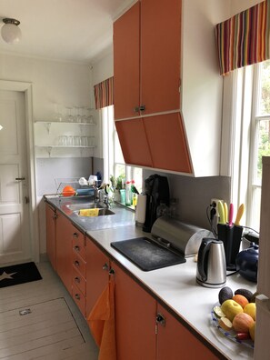 Fridge, oven, stovetop, coffee/tea maker