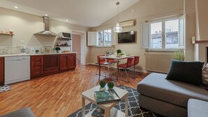 Un appartement moderne comprenant une cuisine, un coin repas et un salon.