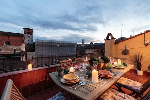 PANORAMIC TERRACE PENTHOUSE inside the Walls of Lucca