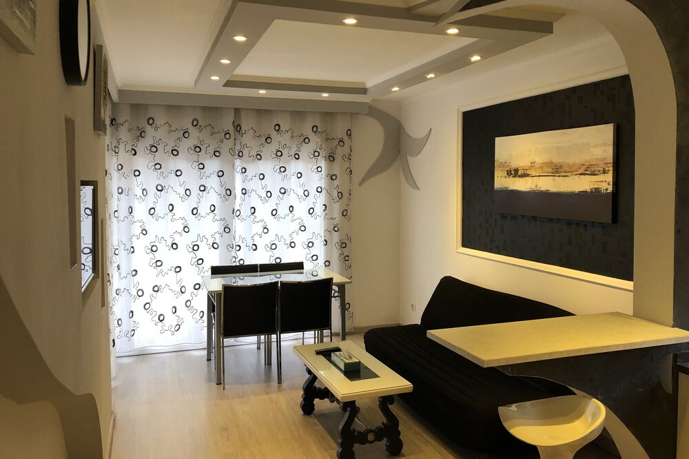 APARTMENT 2 MIN. DEL MAR, WITH PARKING AND POOL