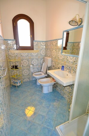 Dusche, Haartrockner, Bidet, Handtücher