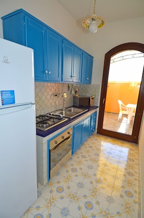 Frigorifero, microonde, forno, piano cottura