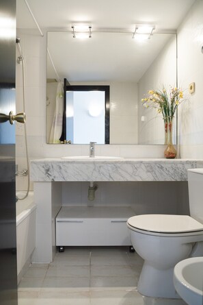 Bathtub, towels