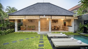 3-Bedroom Villa | ตู้นิรภัยในห้องพัก, ผ้าม่านกันแสง, ห้องเก็บเสียง, เตารีด/โต๊ะรีดผ้า