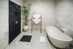 1-Bedroom Villa | 욕실 편의 시설 | 별도의 욕조 및 샤워 시설, 전신 욕조, 무료 세면용품, 헤어드라이어