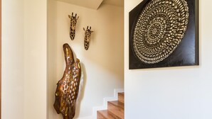 A staircase with a wooden floor and a wall-mounted sculpture. - Fantastic penthouse with terrace and views (Granada)