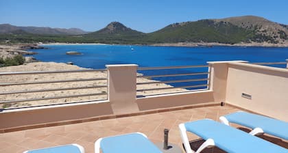 Maison de ville en bord de mer Ă Cala Lliteras