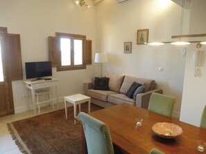 Smart-TV, Kamin, Stereoanlage