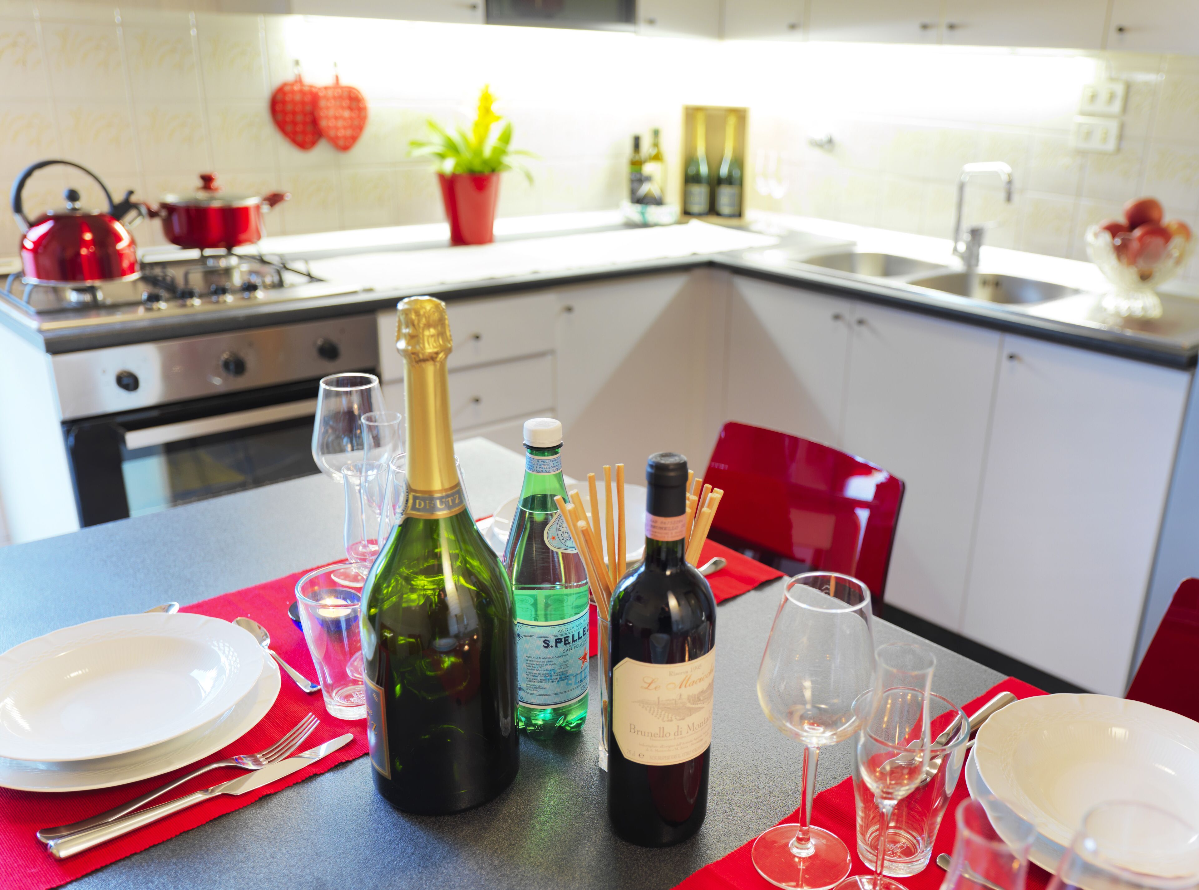 Kühlschrank, Ofen, Herdplatte, Wasserkocher mit Kaffee-/Teezubehör