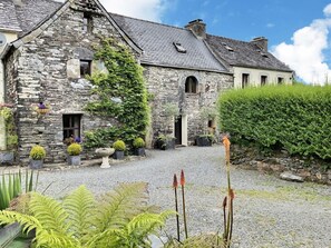 Exterior - Historic home in the Monts D'Arrée now a dog-friendly gîte with swimming pool (Bretagne)