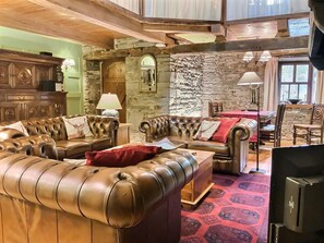 Fernseher, Kamin, DVD-Player, Tischfußball