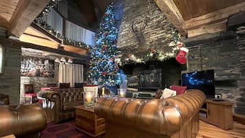 Tv, eldstad, dvd-spelare och bordsfotboll