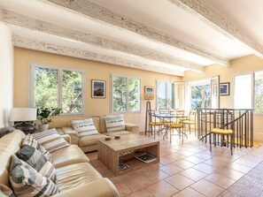 Télévision, lecteur de DVD, livres, chaîne hi-fi