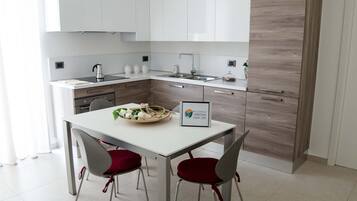 Frigorifero, forno, piano cottura, lavastoviglie