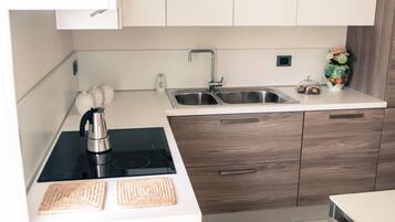 Frigorifero, forno, piano cottura, lavastoviglie