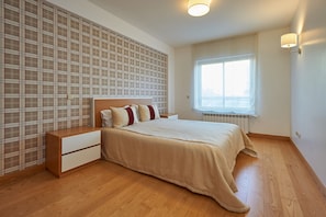 2 quartos, ferros/tábuas de passar roupa, roupa de cama