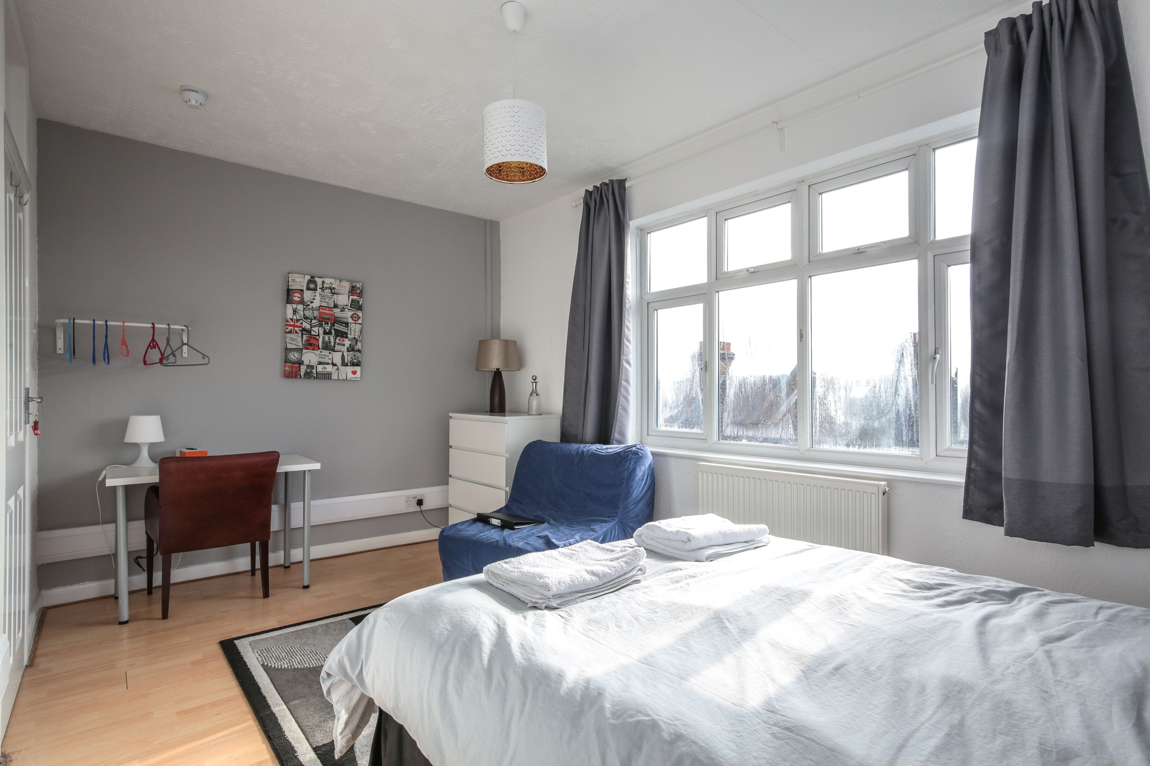 Spacious apartment sleeps 11 guests 15mins to central London